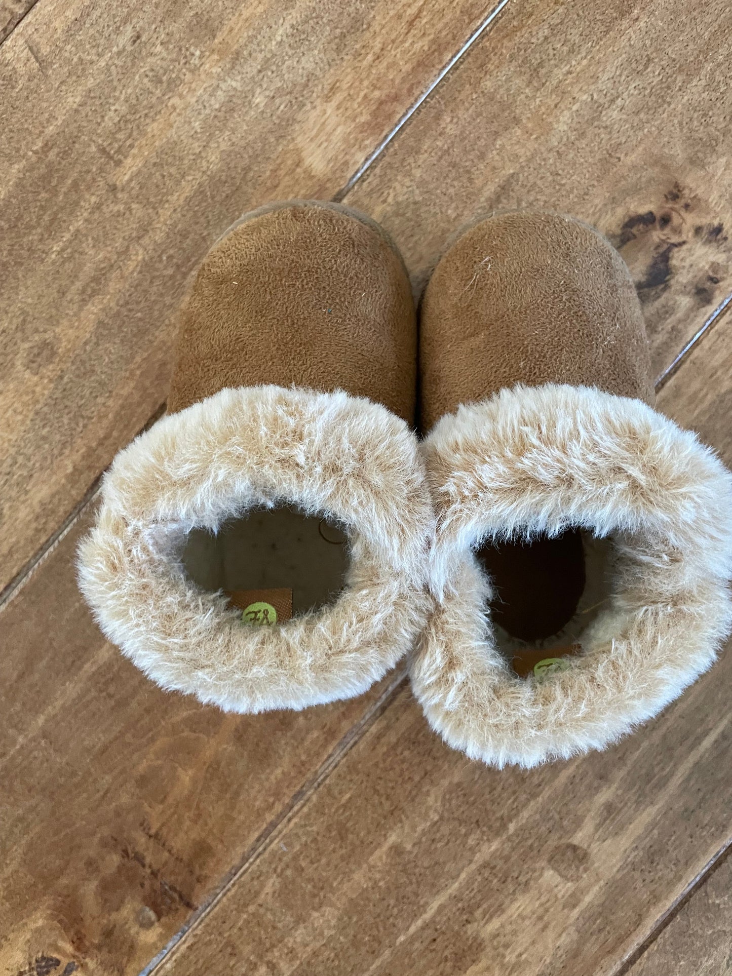 #199 REDUCED Girls fuzzy boots size 5 GUC