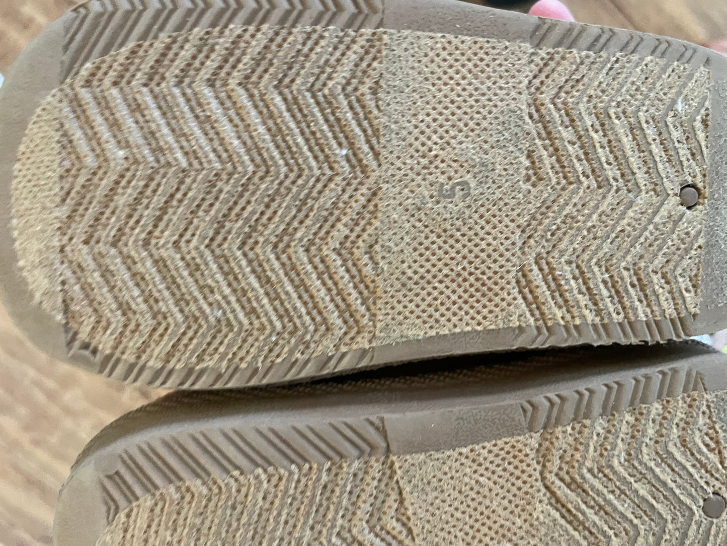 #199 Girls fuzzy boots size 5 GUC