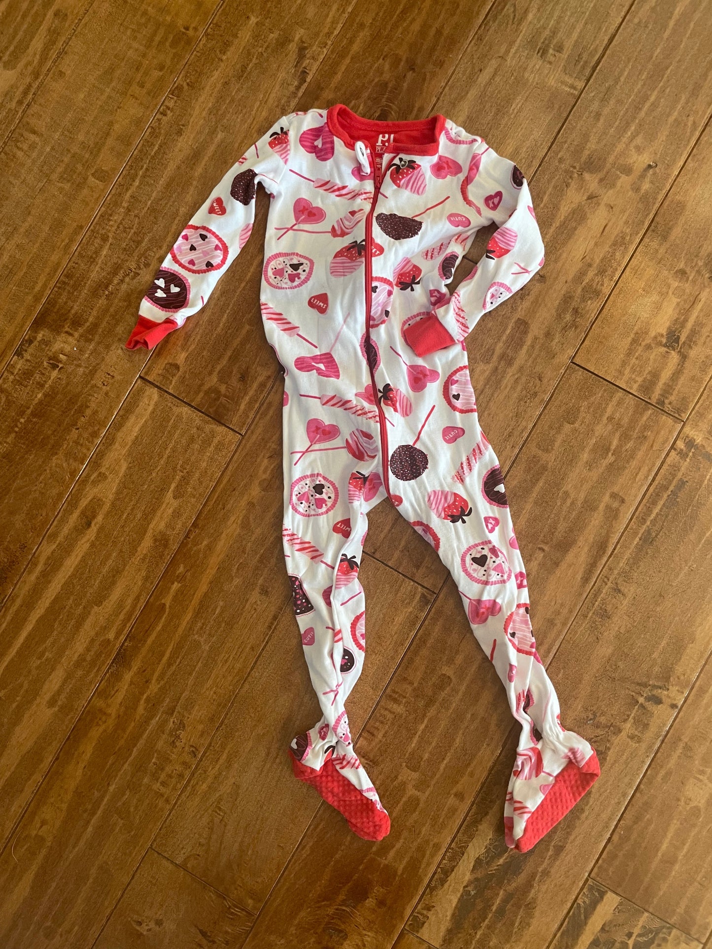 #199 REDUCED Girls Valentine’s Day pajamas size 2 EUC