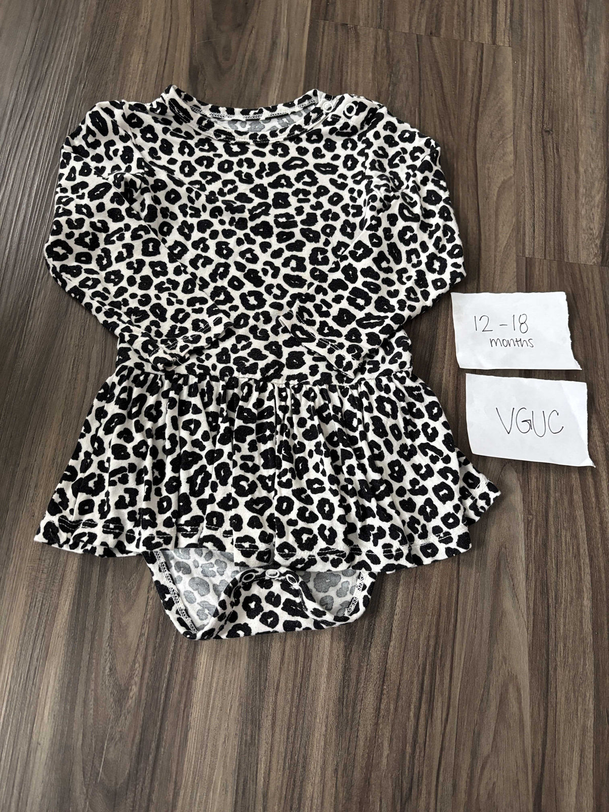 #138 - 12-18 Mo VGUC Bamboo (Posh Peanut) Naomi Black/white leopard LS Twirl