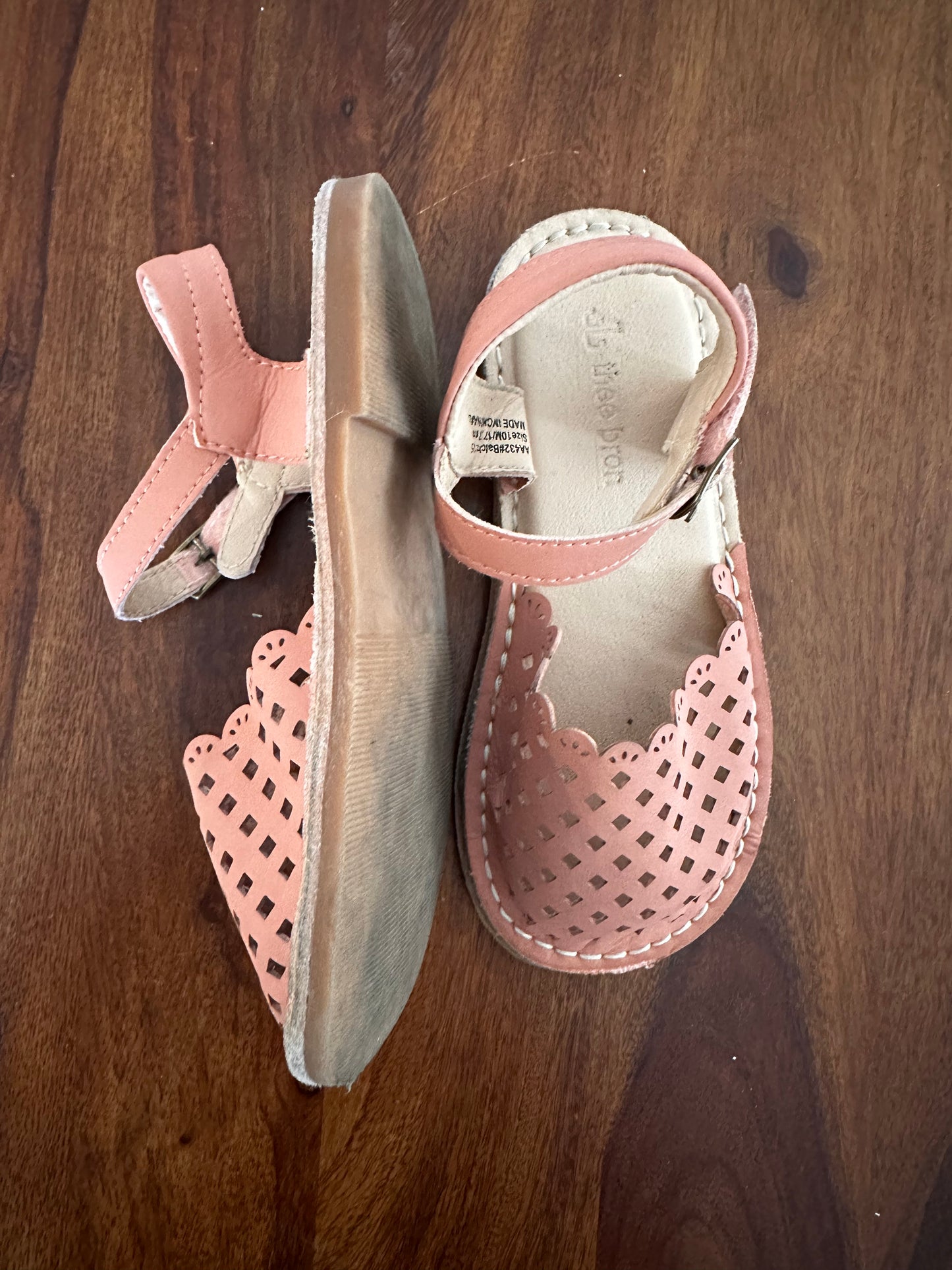 #30 Girls Sandals - Thee Bron - sz 10 EUC