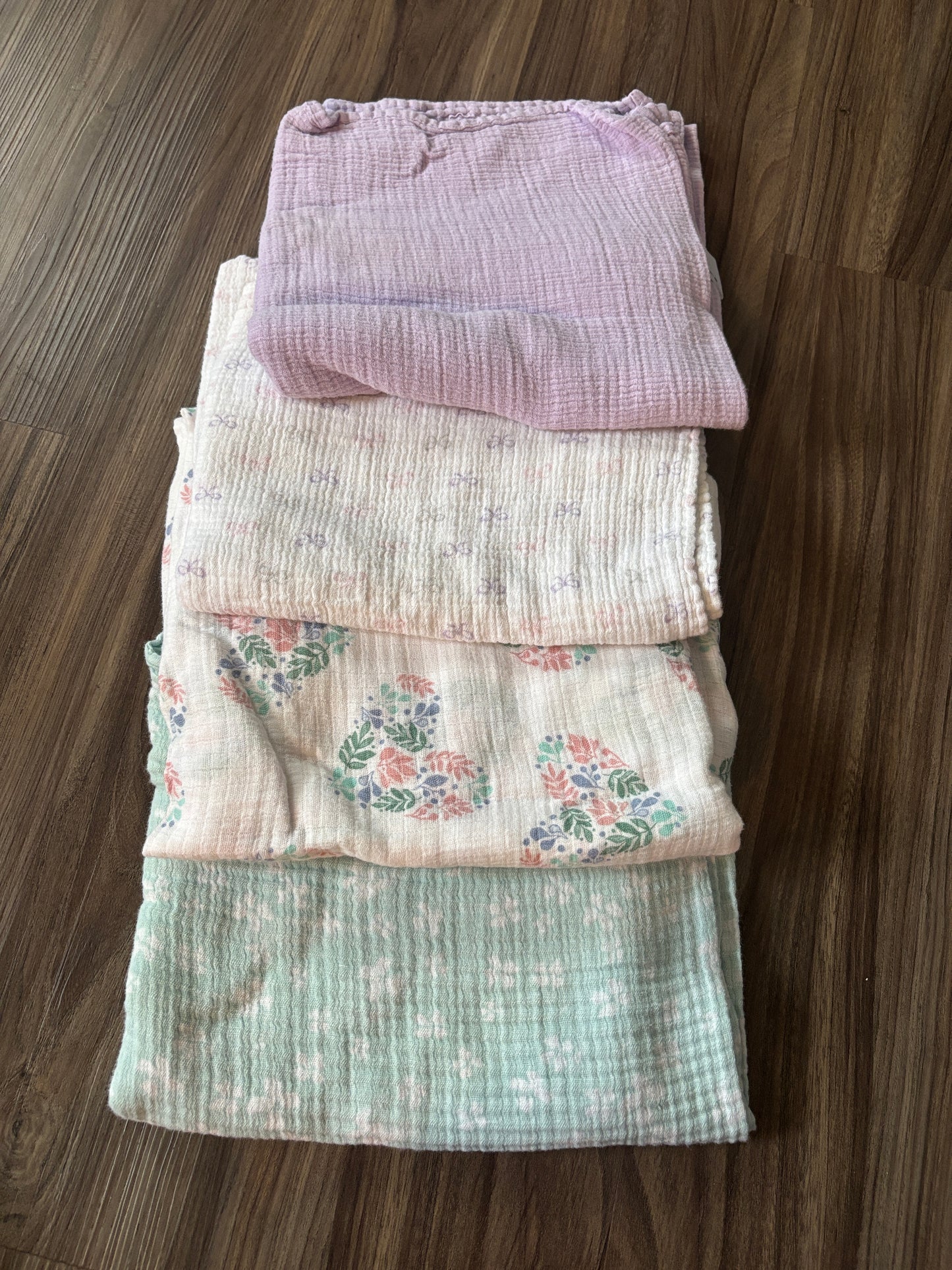 #138 - OS - VGUC Aden + Anais - 4 Swaddles/Blankets (purple, bows, hearts, turquoise) - PU 45236