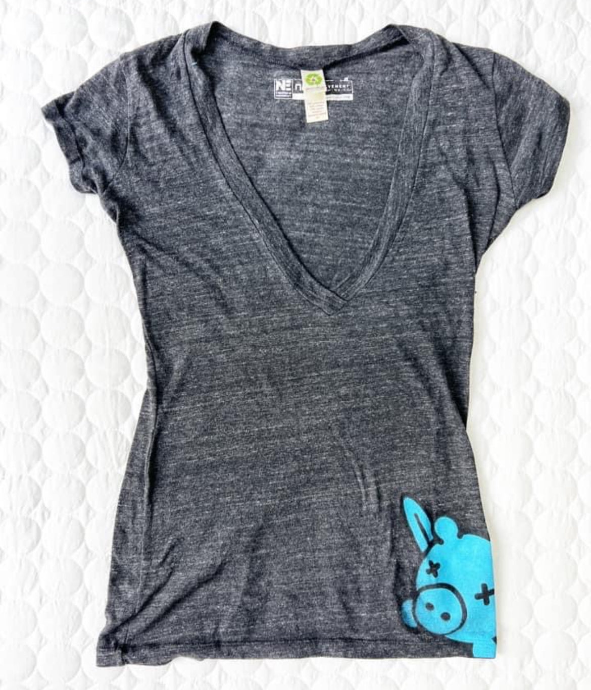 #66 Women’s M medium deep-V Cincinnati flying pig heathered grey t-shirt, thin/soft material, VGUC