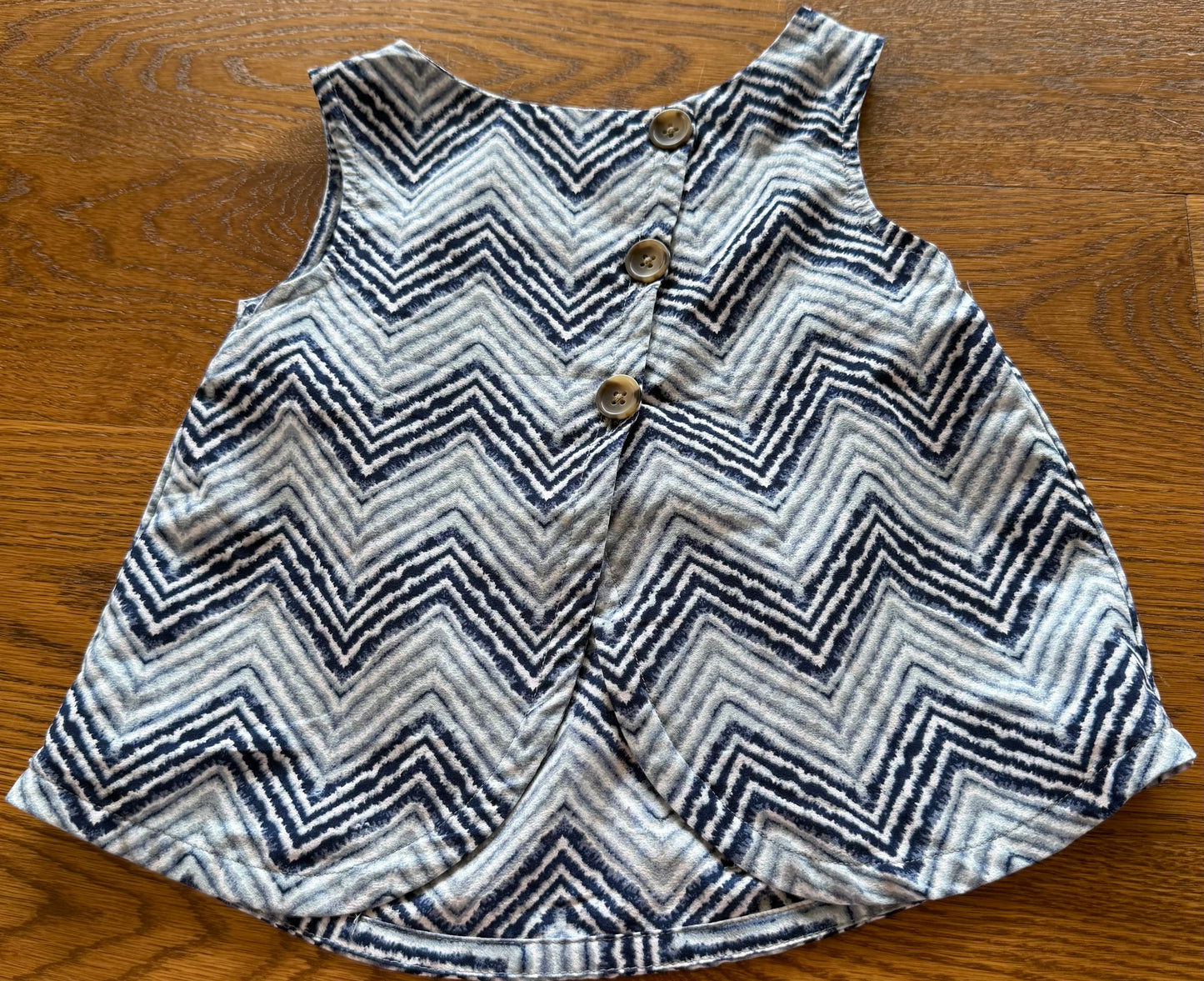 52 - Girls 3T Old Navy Blue Shirt (Super Cute Back)