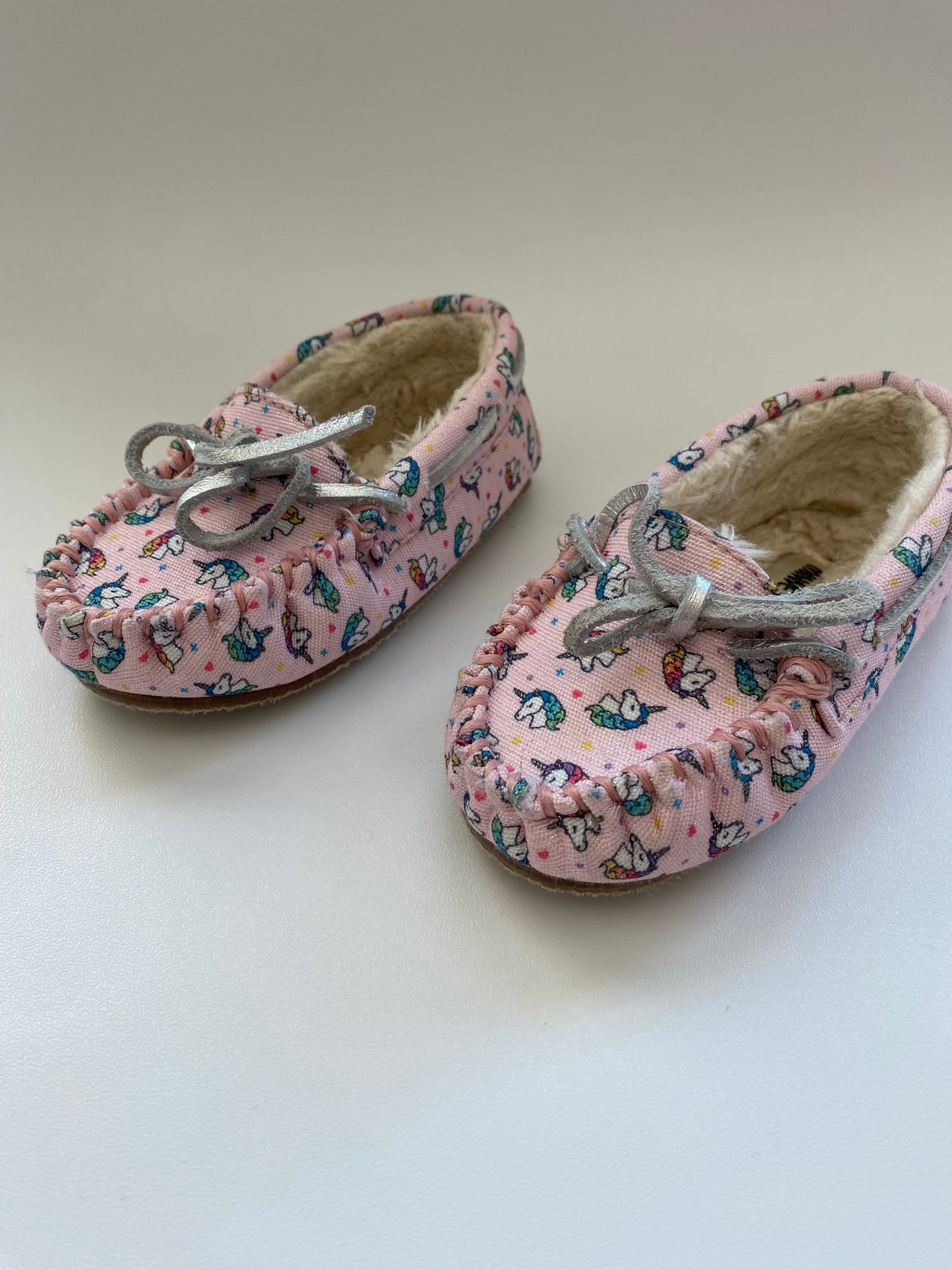 #117- Girls 7c, Minnetonka pink unicorn sparkle slippers, EUC,*reduced*