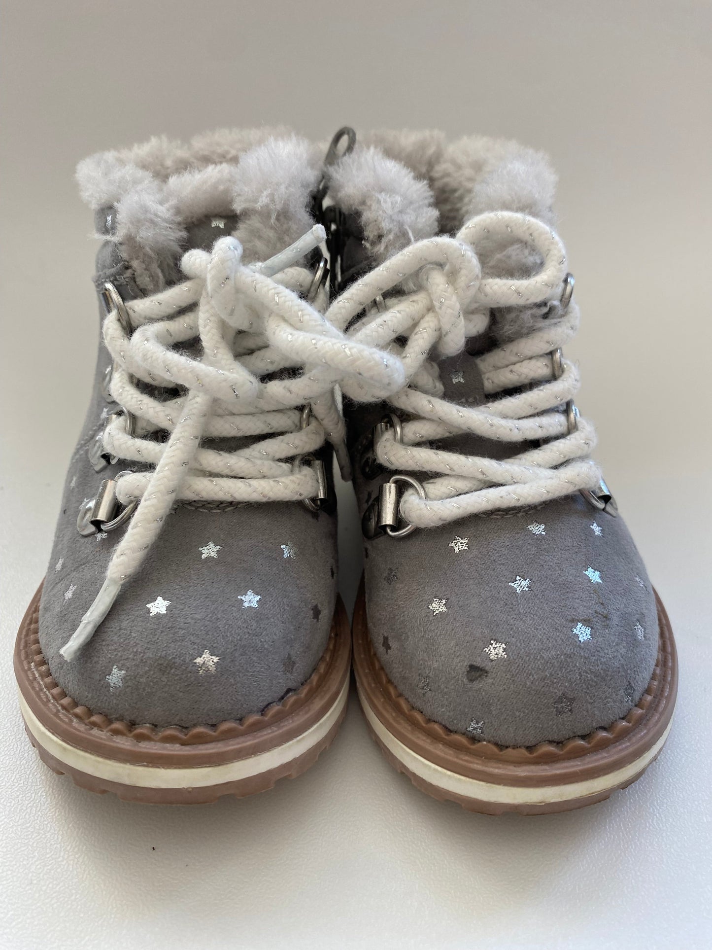 #117- Girls 5c, Cat & Jack gray star boots, fur lined, EUC,*reduced*