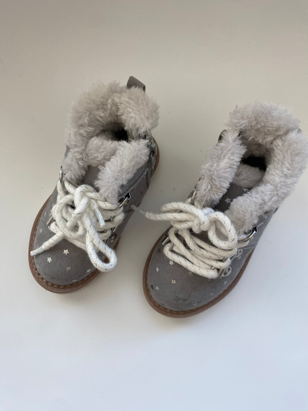 #117, Girls shoes 5c, Cat & Jack gray star boots, fur lined, VGUC