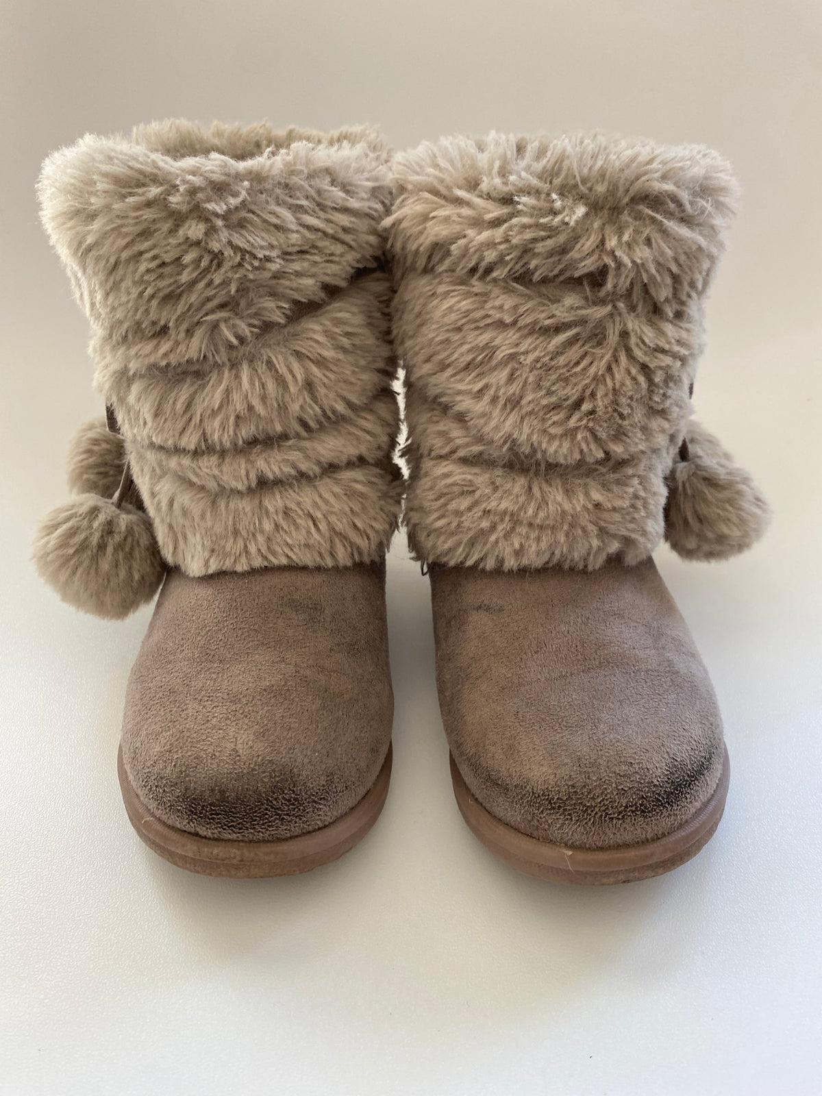 #117, Girls shoes 8c, Makalu gray boots with fur, GUC