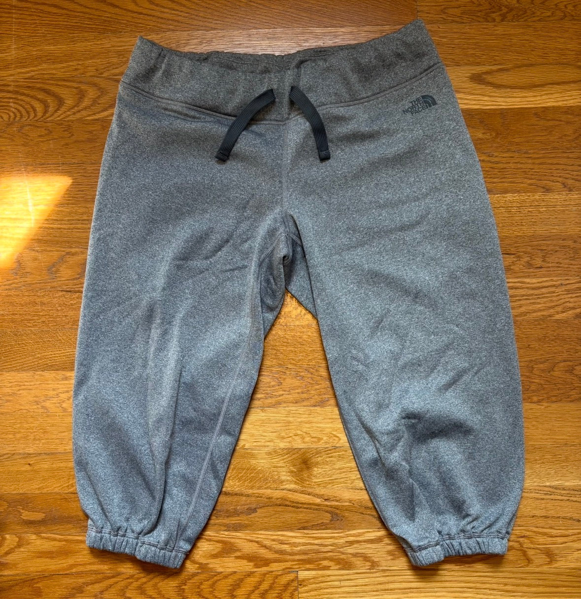#22 Women’s The North Face capri sweat shorts Large