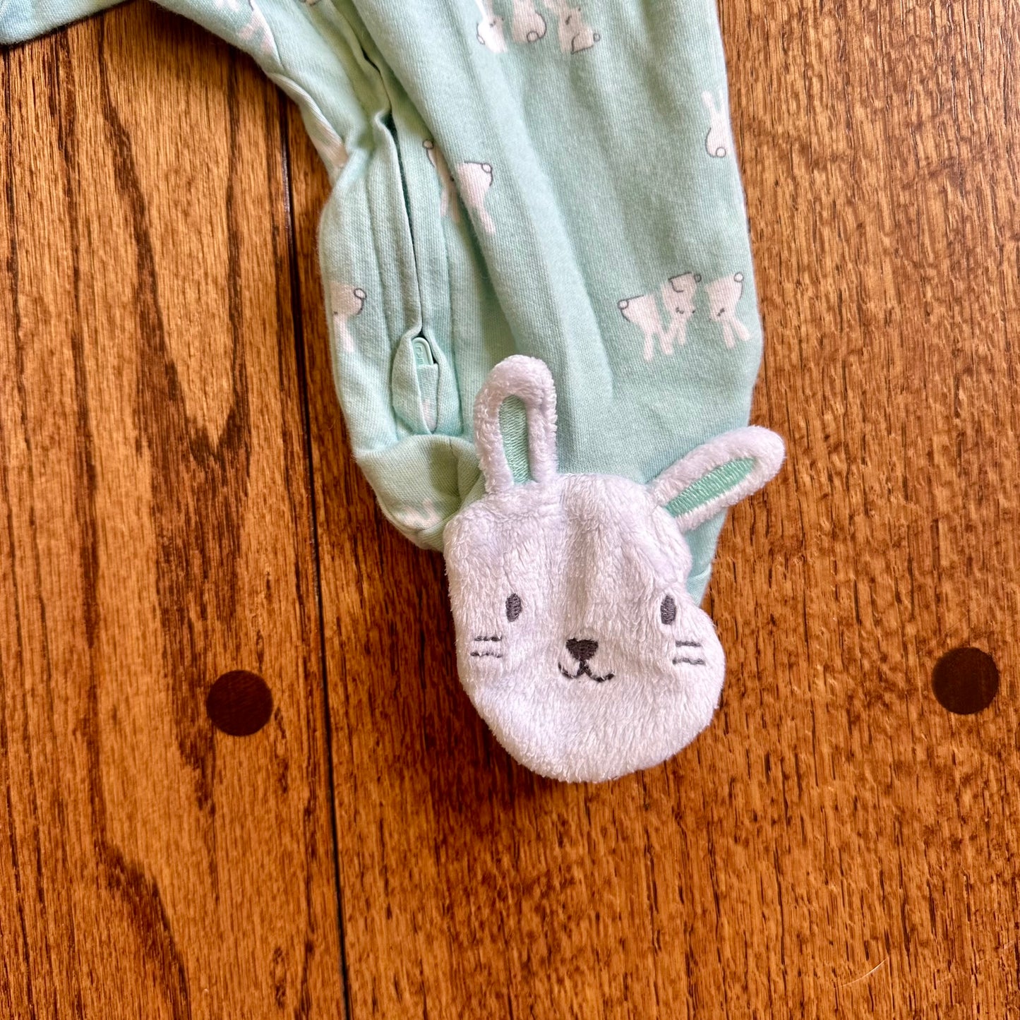 #95 EUC Carters "Mamas Snuggle Bunny" Mint Easter Sleeper, size 6 months