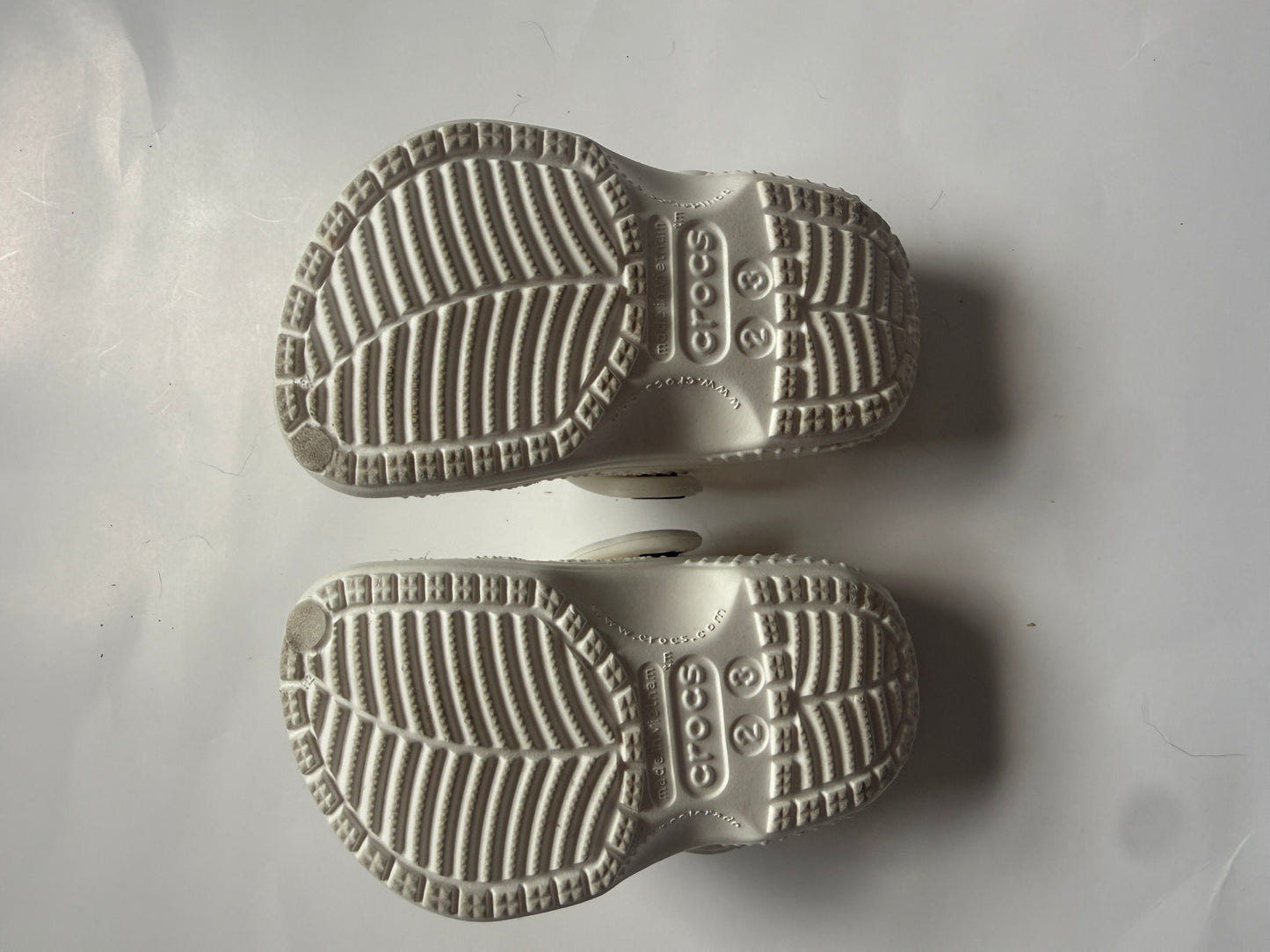 #116 Crocs white size c2/3