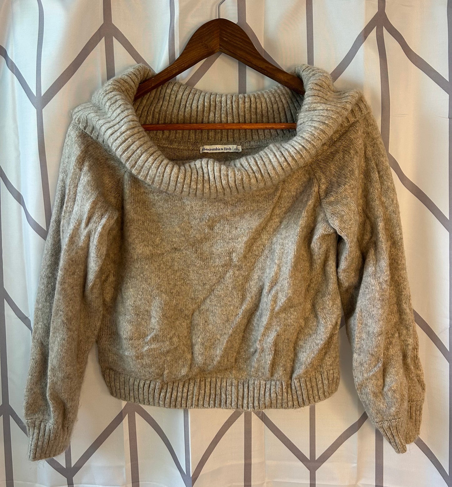 Seller #18 Reduced! Abercrombie cropped beige sweater women’s size L