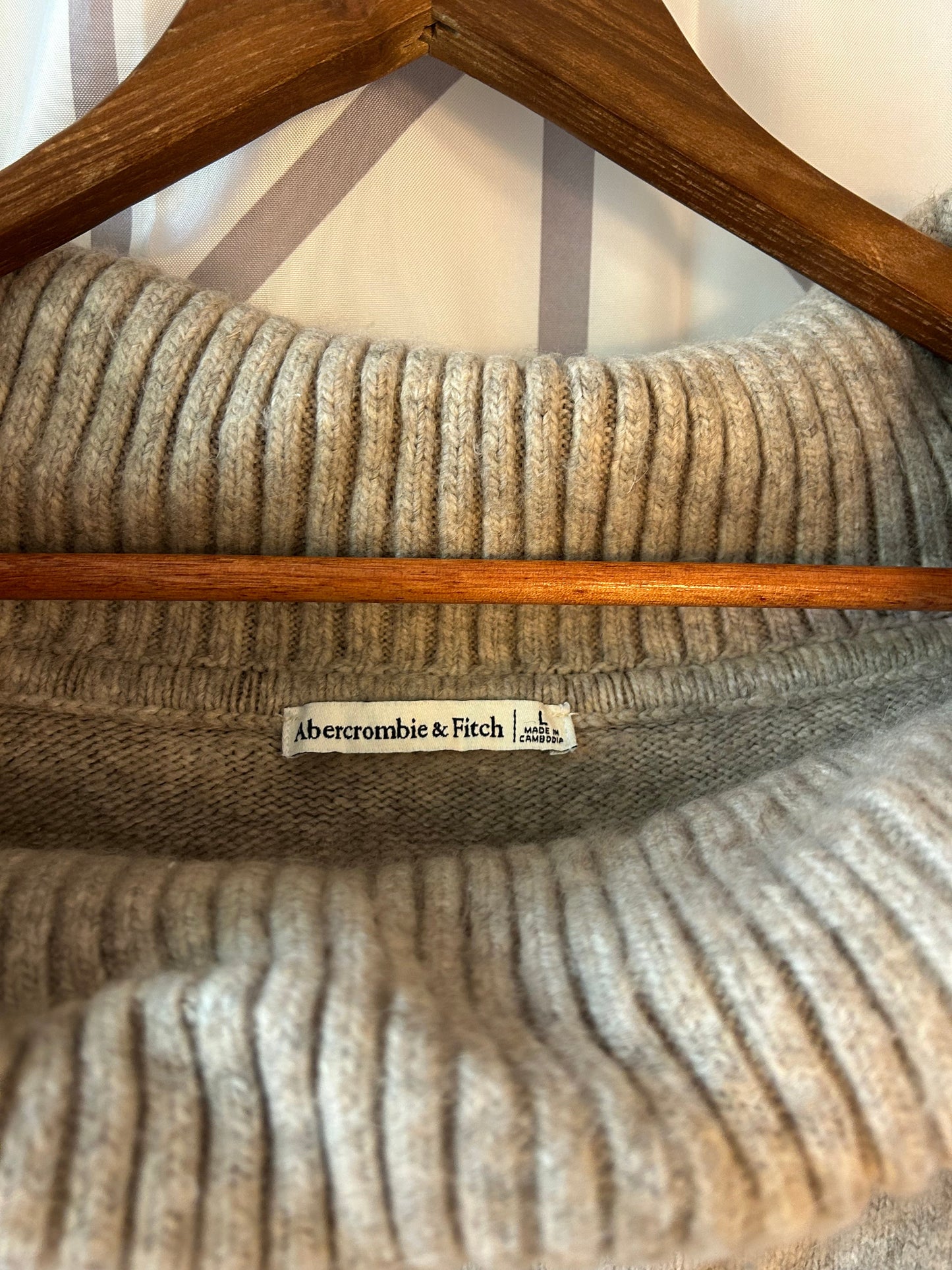Seller #18 Reduced! Abercrombie cropped beige sweater women’s size L