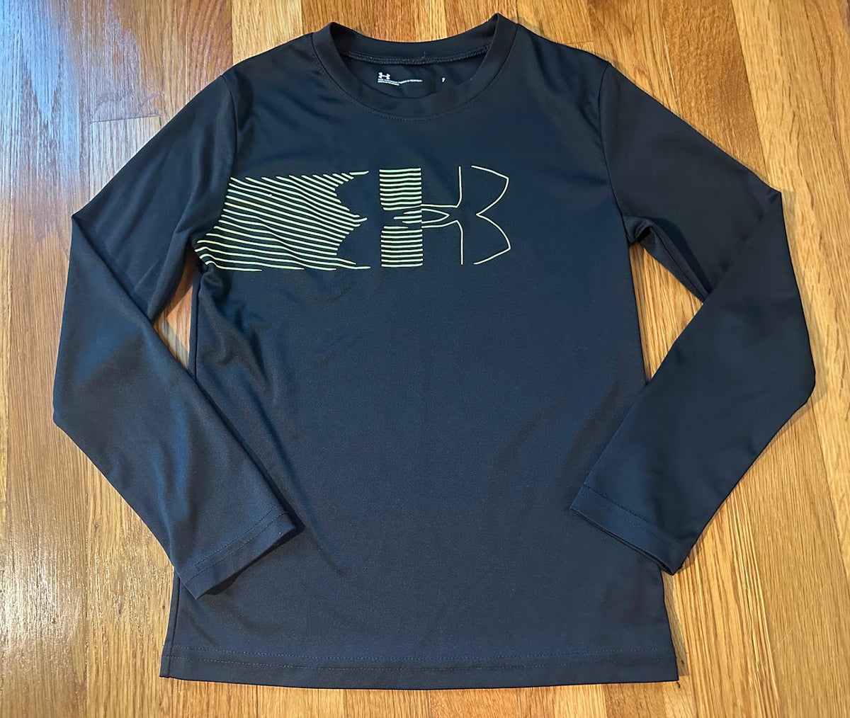 Seller #101 Under Armour boys black size 7 dri fit long sleeve