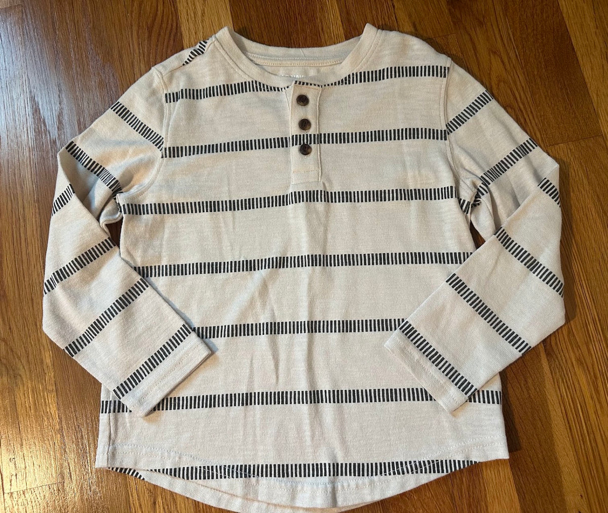 Seller #101 Old Navy size small 6-7 boys shirt