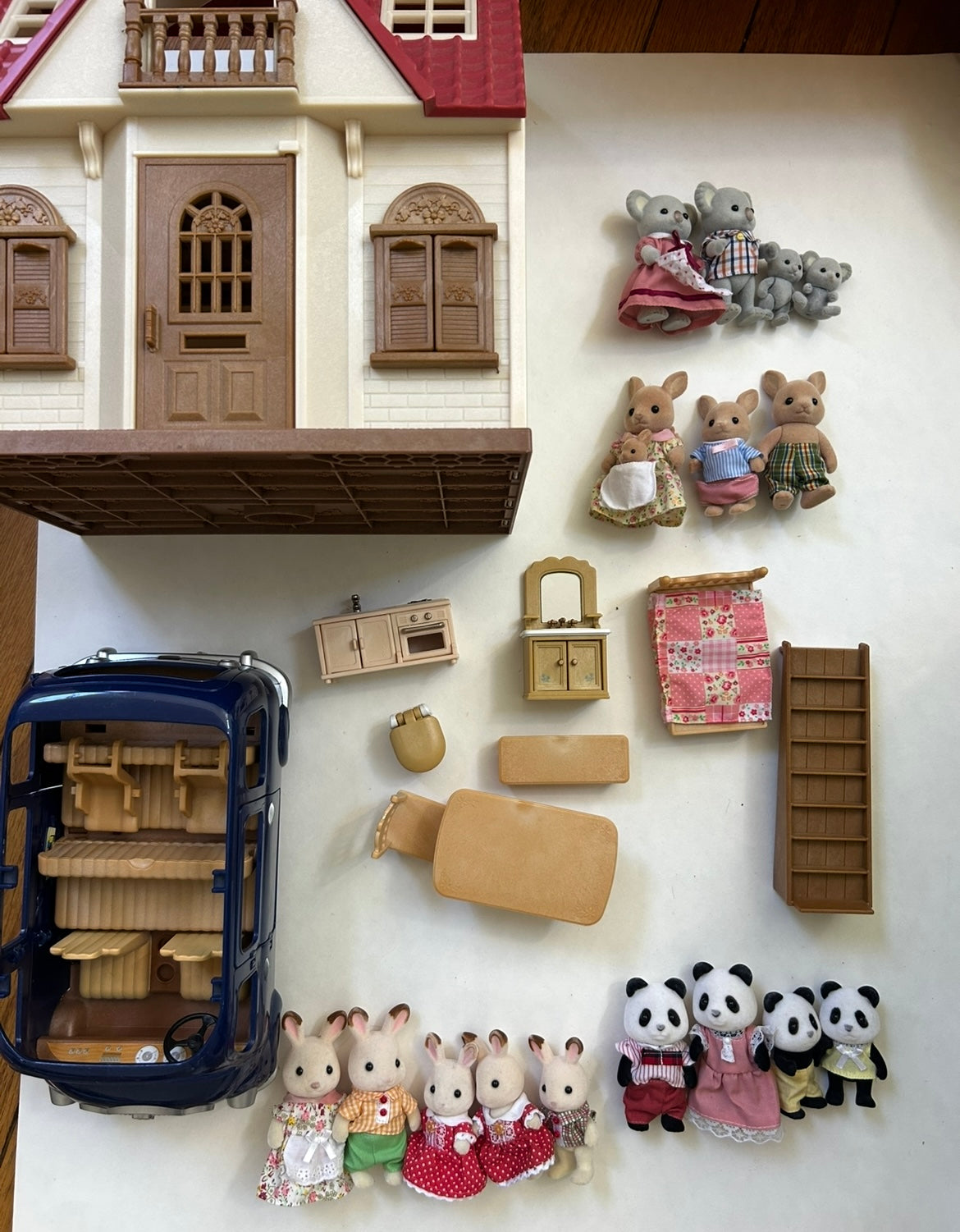 #200 Calico Critters House, Car, 4 families figurines