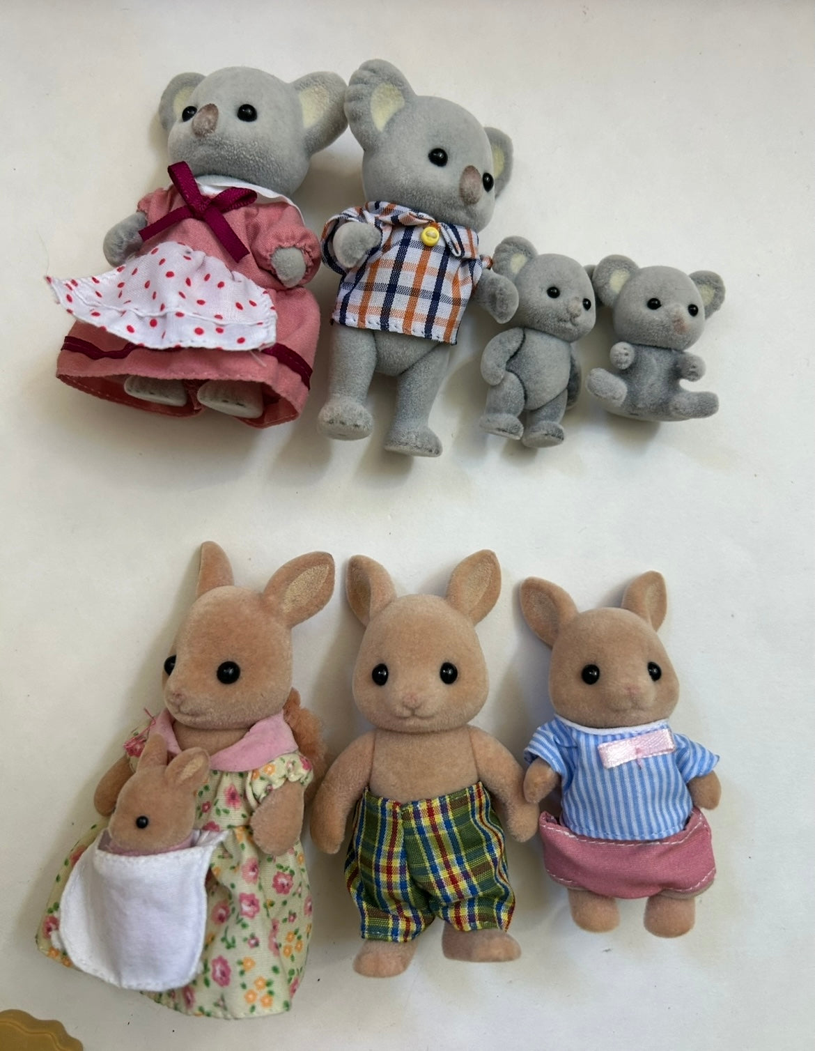 #200 Calico Critters House, Car, 4 families figurines