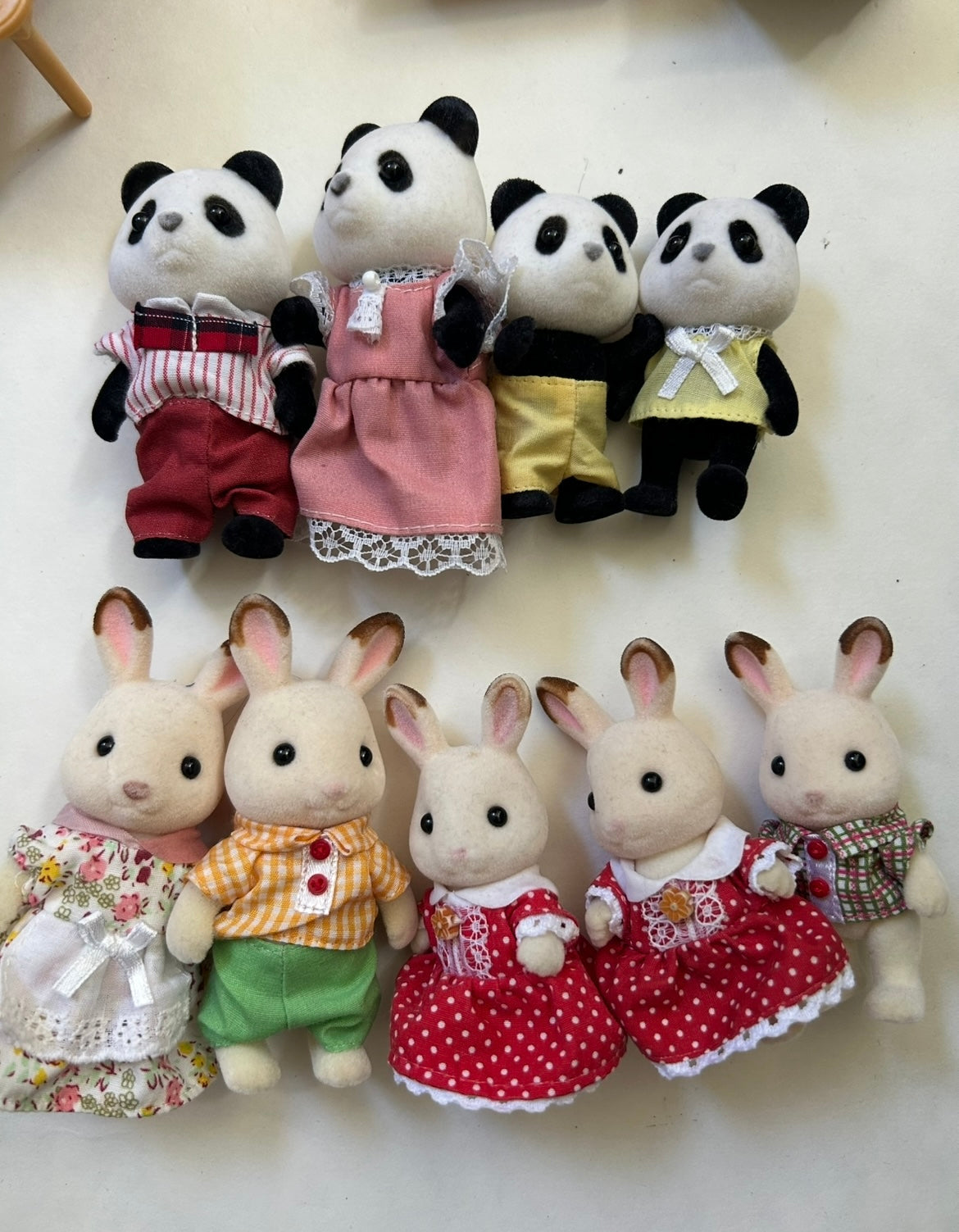 #200 Calico Critters House, Car, 4 families figurines