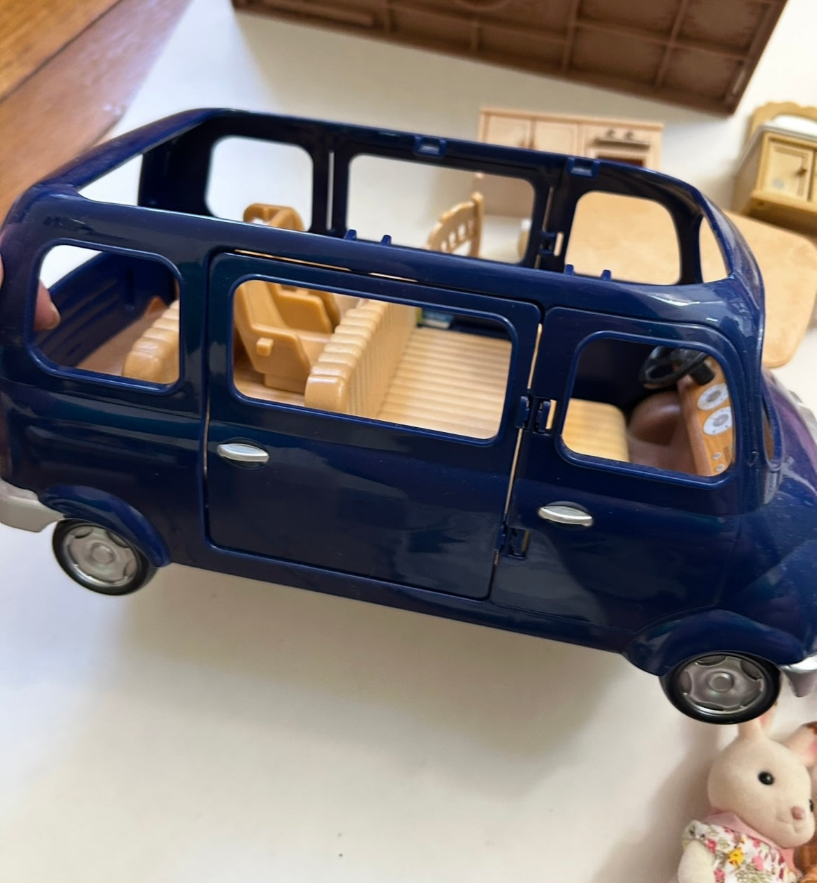 #200 Calico Critters House, Car, 4 families figurines