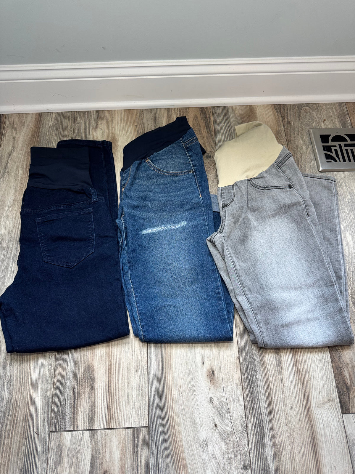 Seller #84 | EUC Bundle Maternity Jeans - 3 Pair a glow size 6
