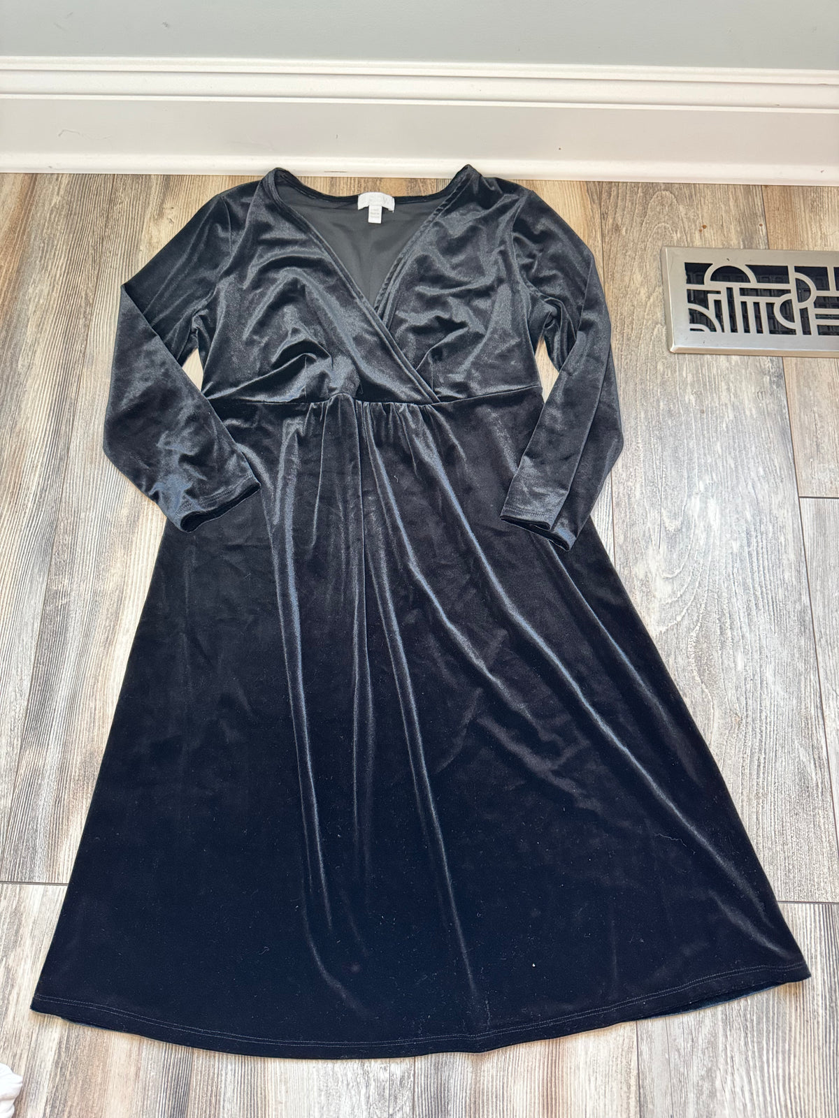 Seller #84 | EUC Women's Small Velvet Maternity Dress