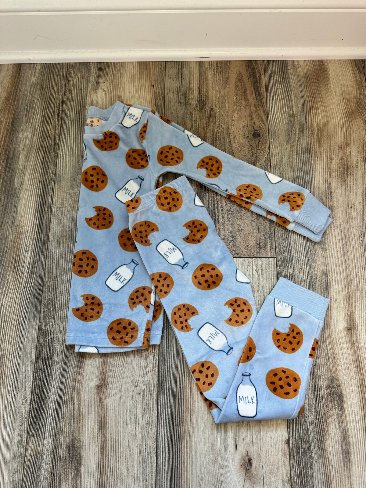 Seller #84 | NWOT Carters 4T Cookie PJ Set