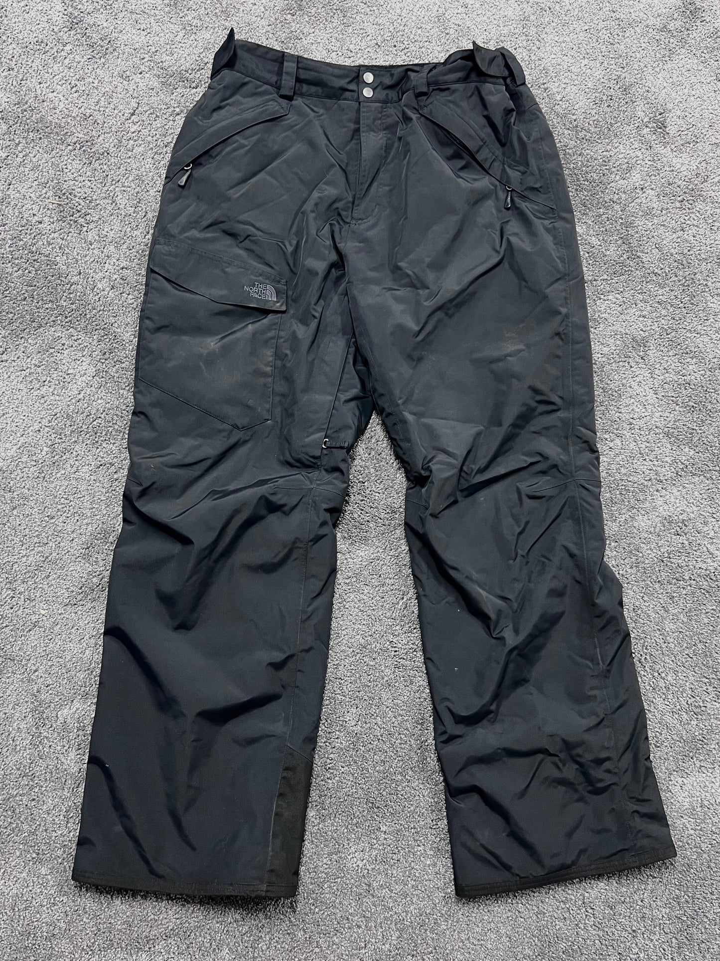 #66 Men’s North Face 2X snow pants. Perfect for skiing, snowboarding, or sledding with kids! Wide leg, adjustable waist, lots of pockets. Worn for one ski trip- VGUC. *REDUCED*