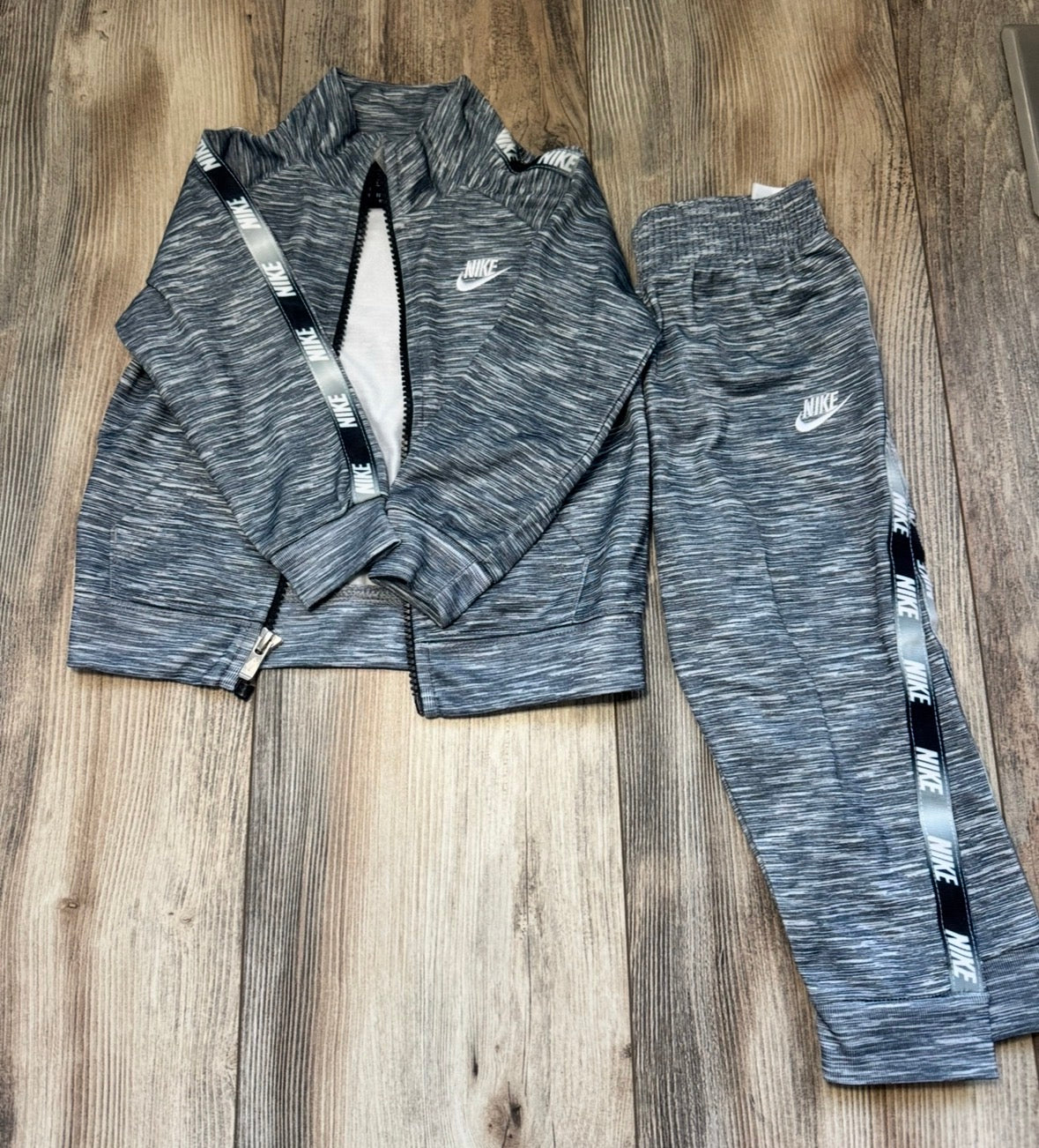 Seller #84 | EUC Nike 18M Track Set