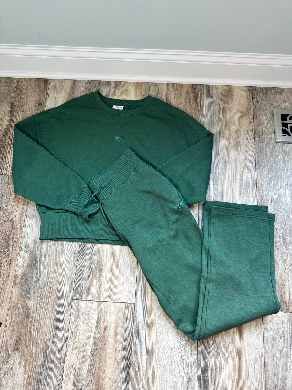 Seller #84 | NWOT Womens Reebok M Sweatset