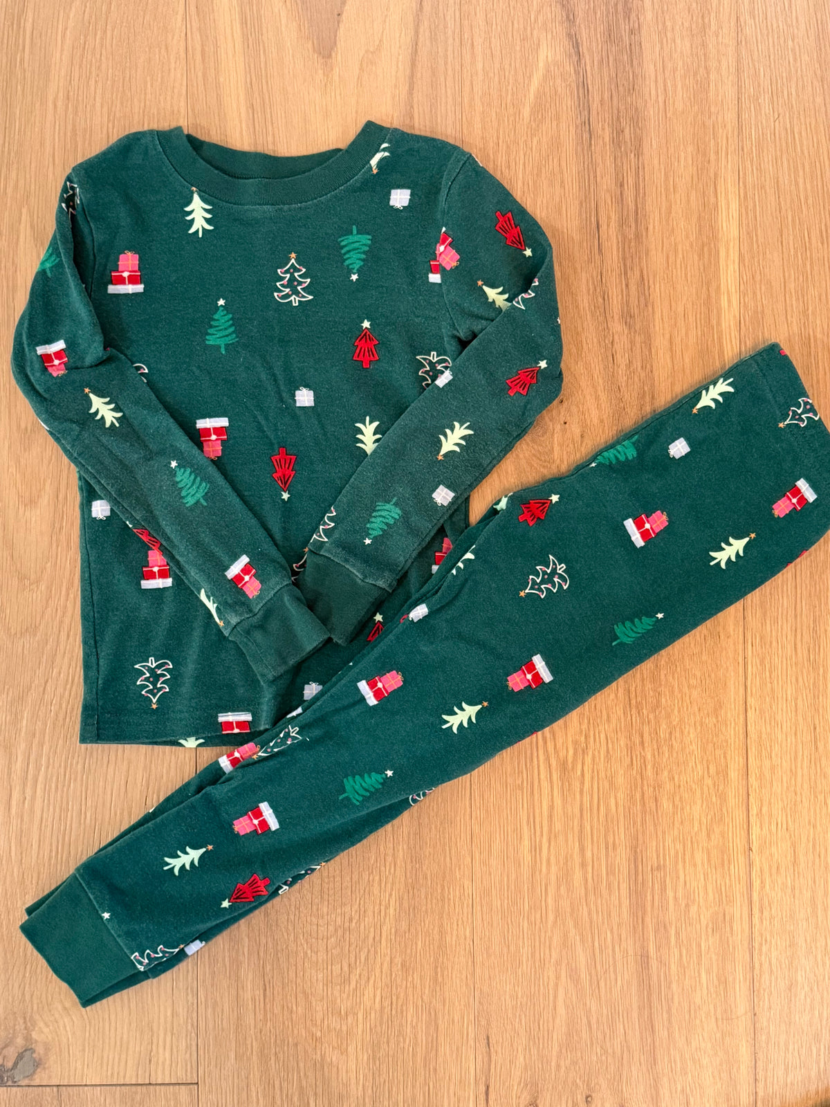 #21 • Boys • Carter's • 5T • VGUC