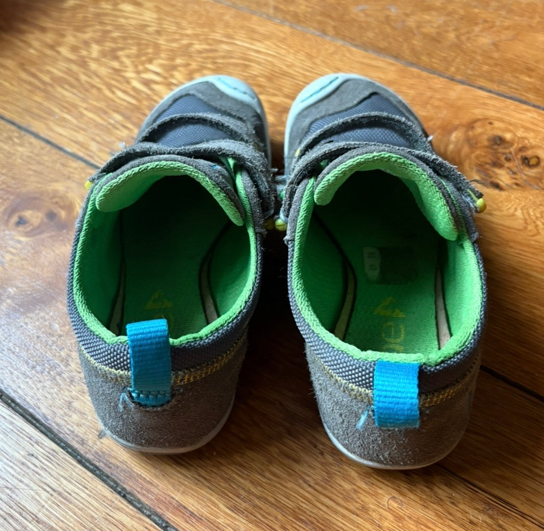 #22 Plae sneakers shoes gray size 12.5 boys