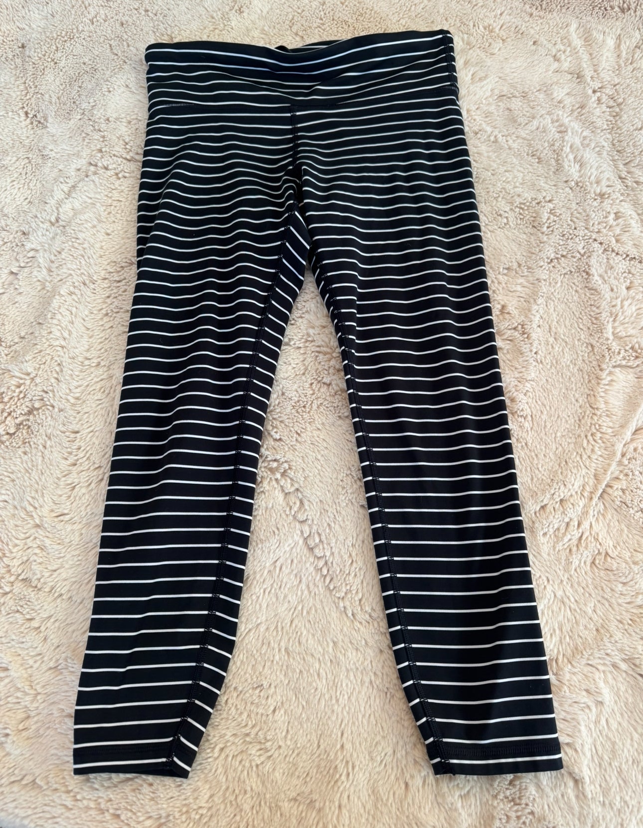 Seller 108 Women’s Gap (M) Blackout Technology 7/8 legging EUC
