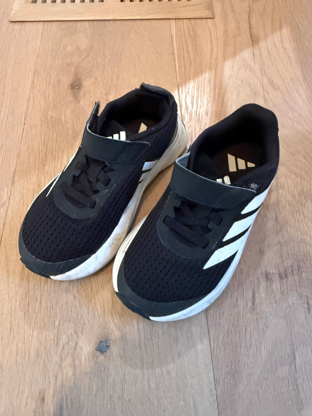 #21 • Boys • Adidas • 11 • VGUC