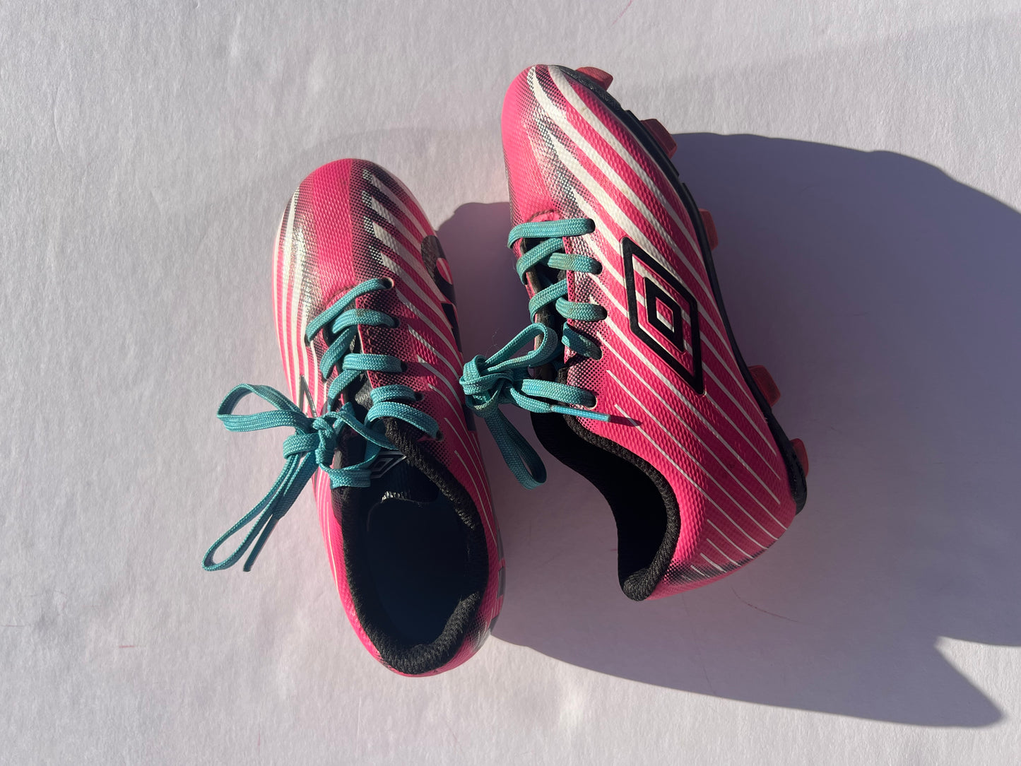 #156 Umbro girls size 9c pink soccer cleats