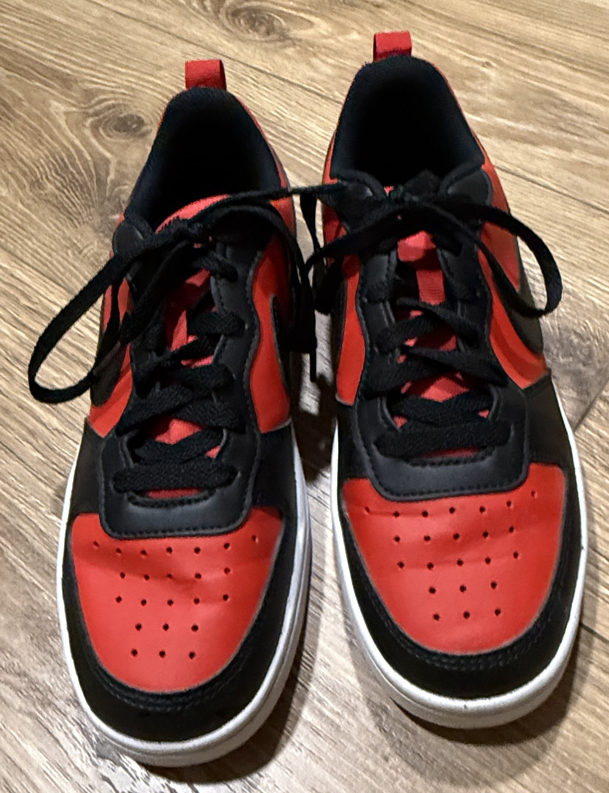 Seller #100 Boys Size 5Y Nike Low Court Borough Athletic Shoes Red/Black