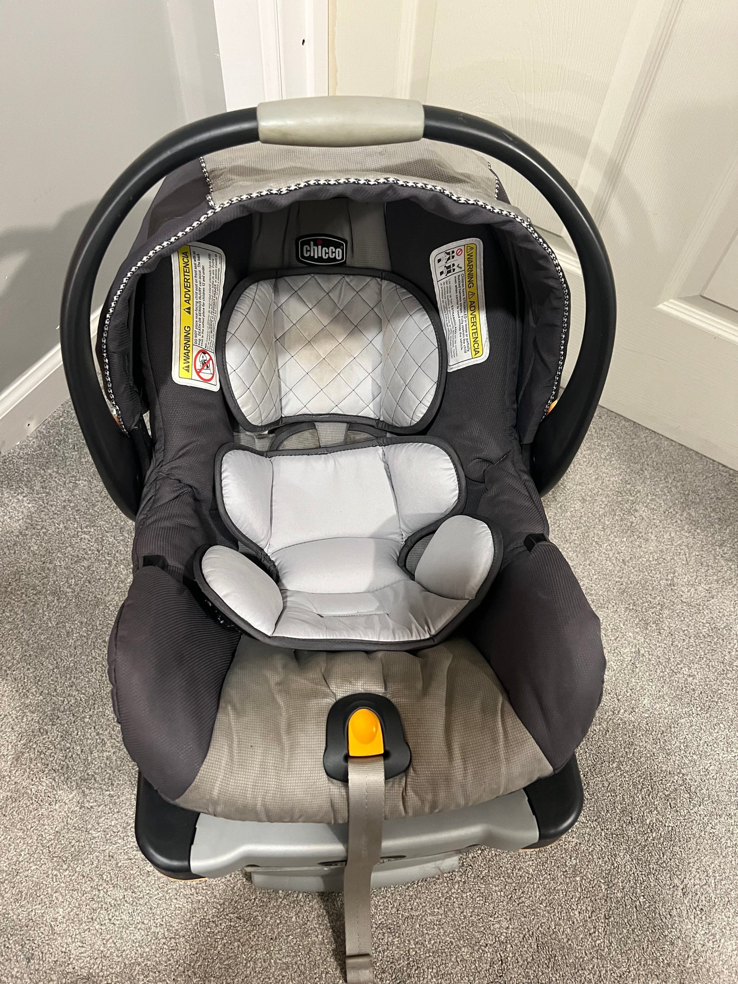 #78 chicco keyfit 30 infant seat and base