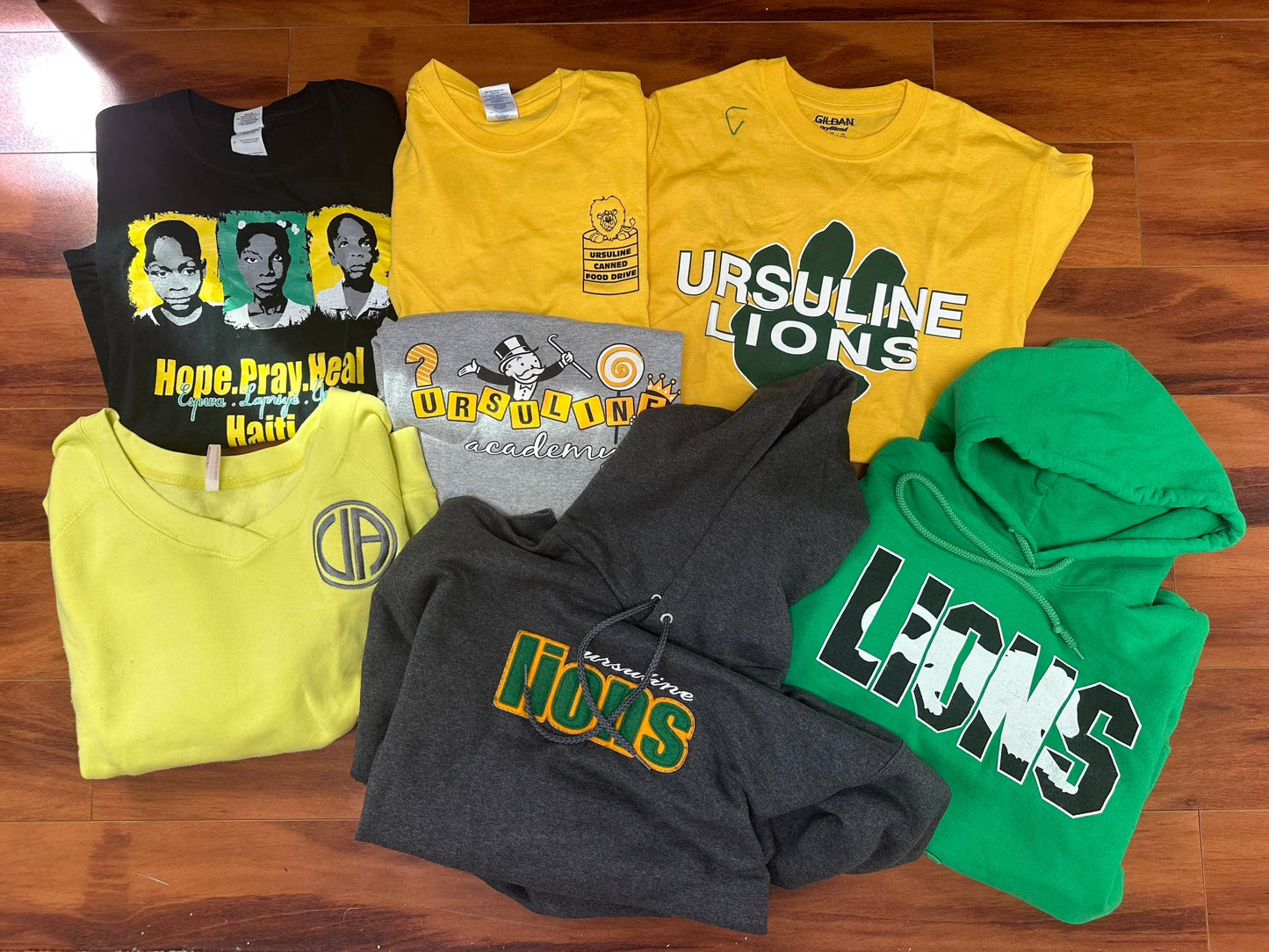 #186 Lot of Ursuline Academy T-Shirts & Sweatshirts - size S