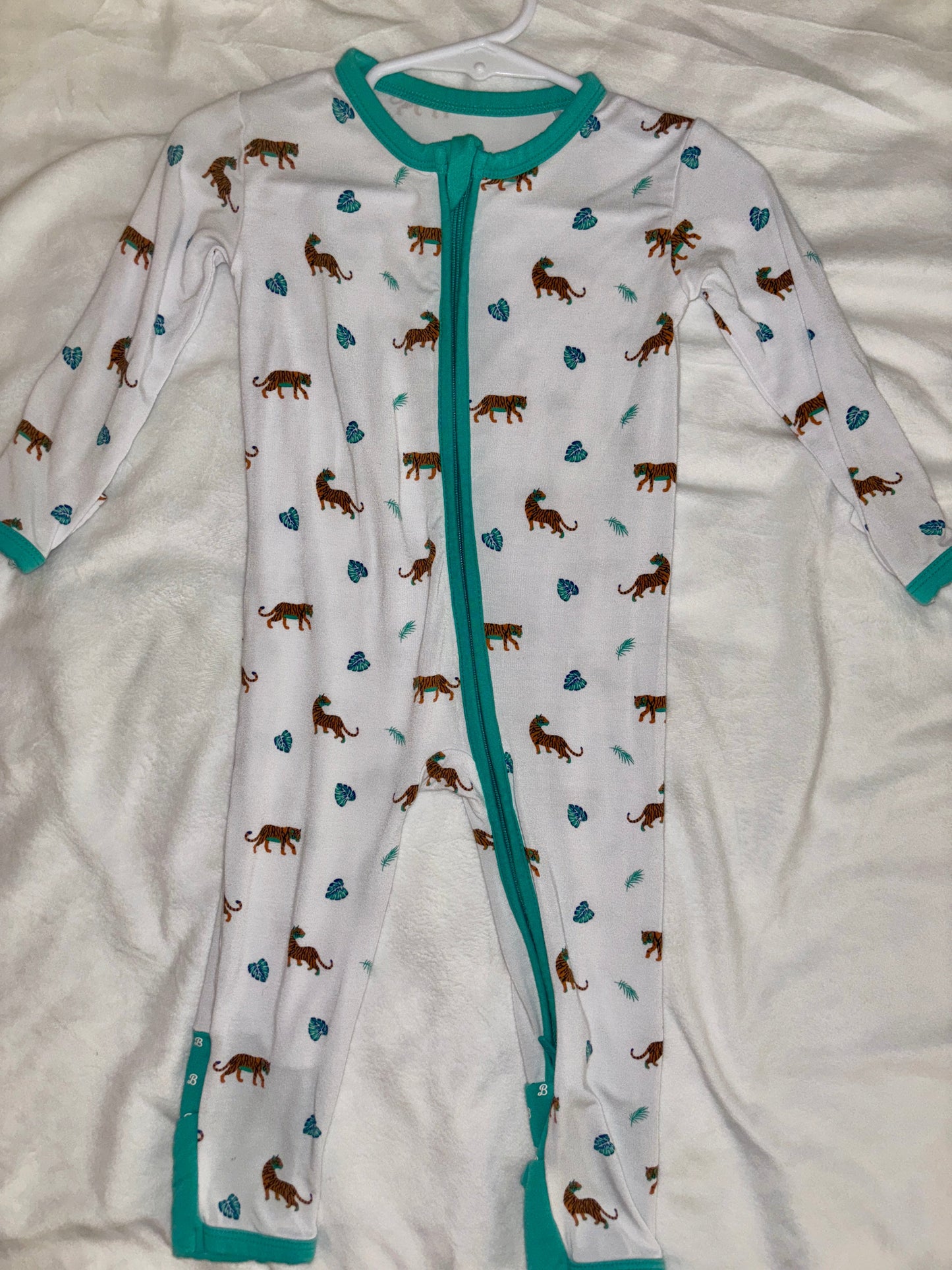 #84 *REDUCED* Bubble Baby Bamboo Zippy 6-12m