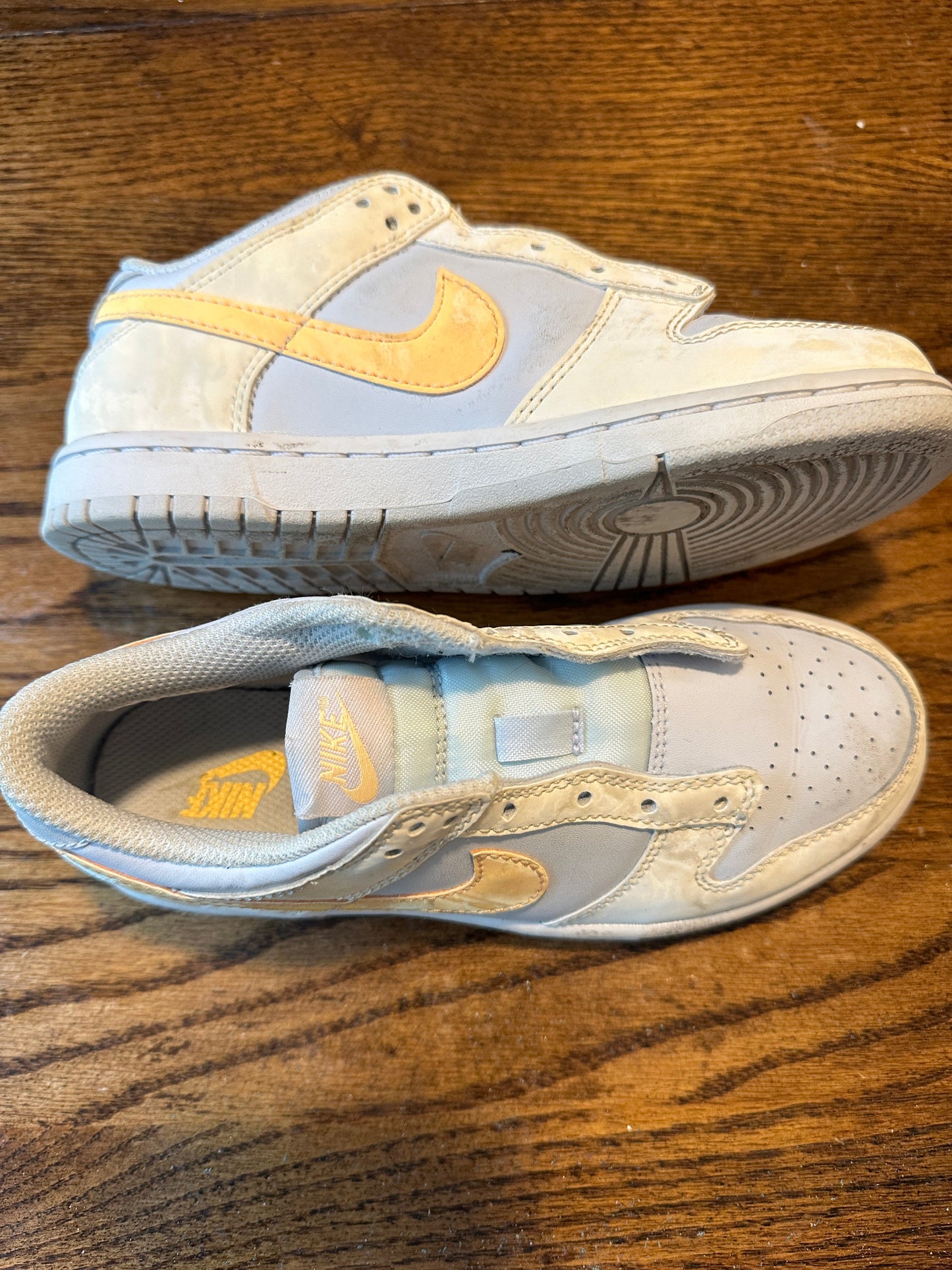 #218 Sz 1Y Nike low tops