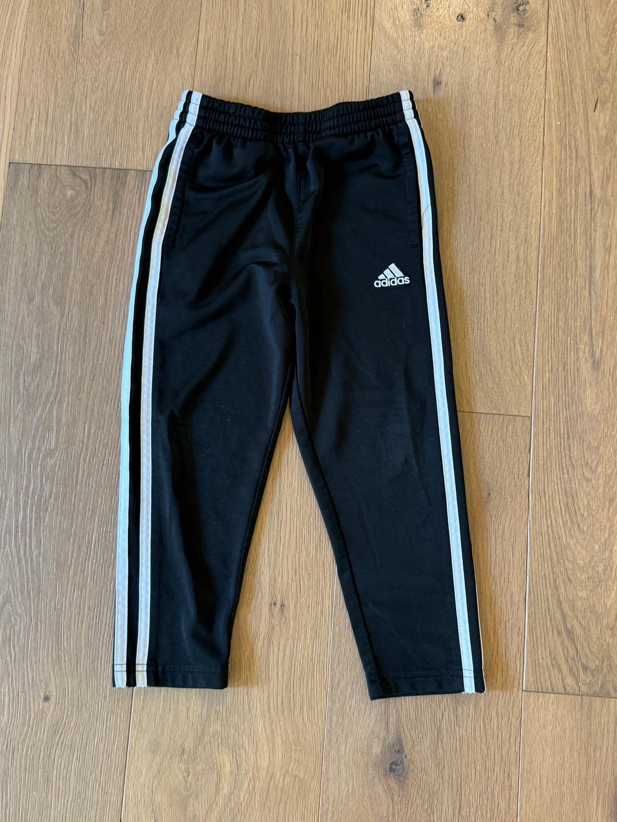 #21 • Boys • Adidas • 4 • EUC