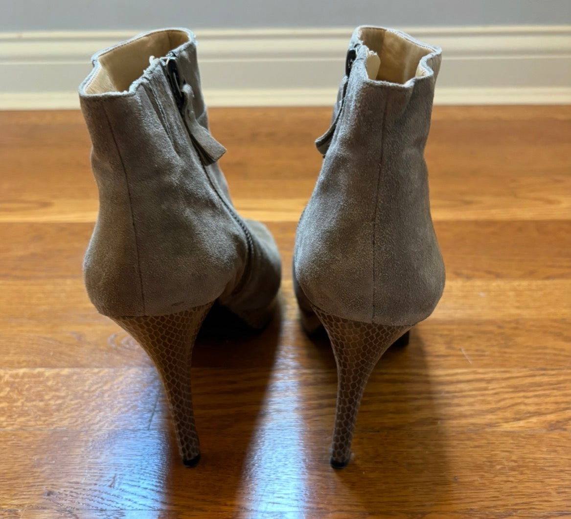 #22 Women’s Nine West booties size 10