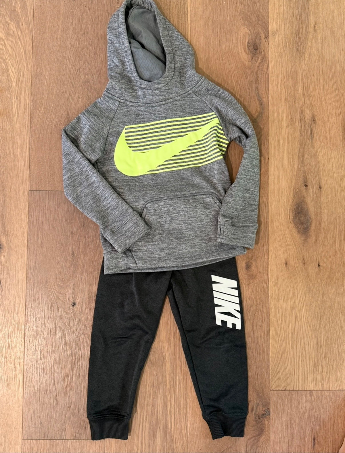 #21 • Boys • Nike • 4T • EUC