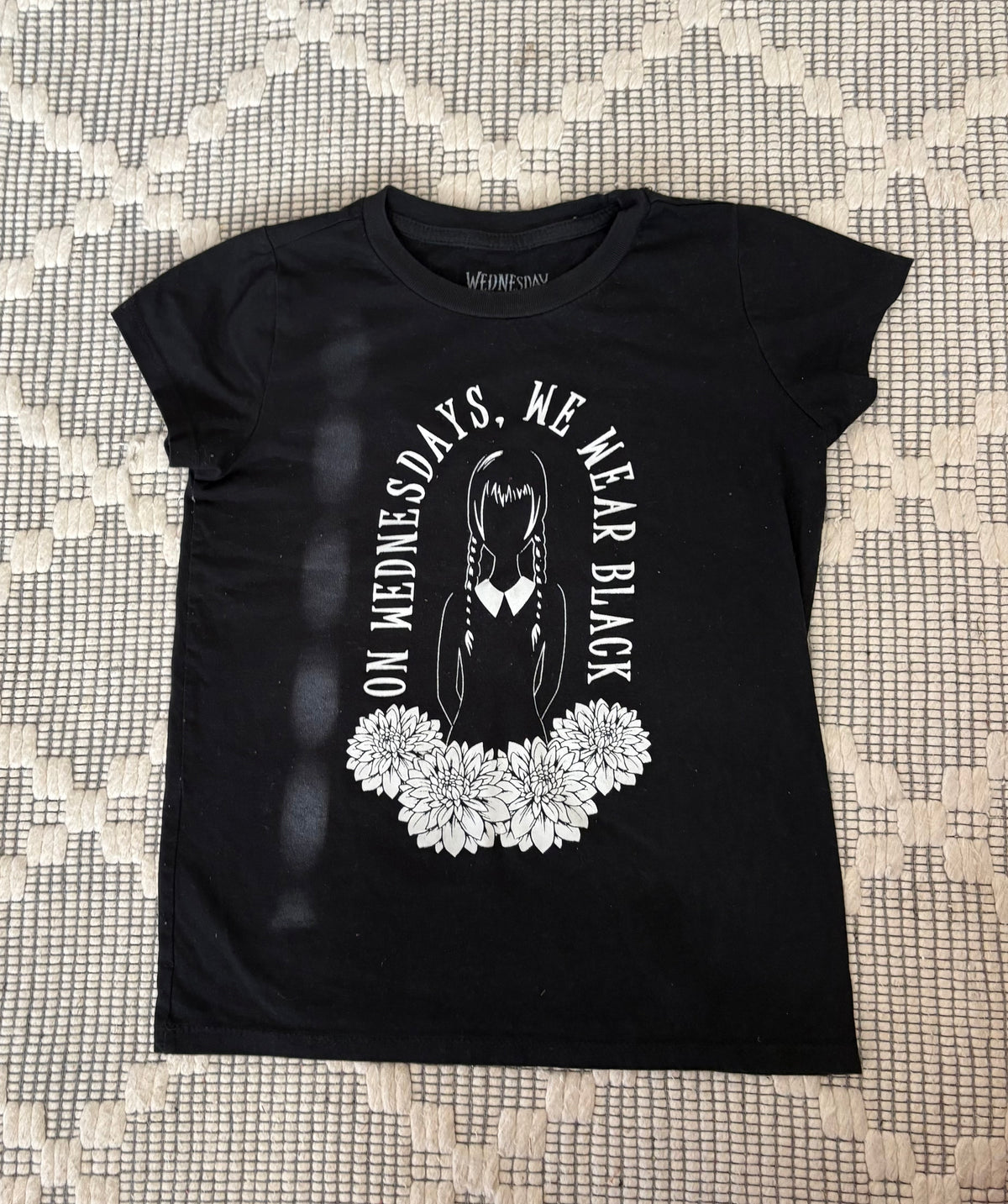 #74 Girls ON WEDNESDAYS WE WEAR BLACK TEE - L (10/12)