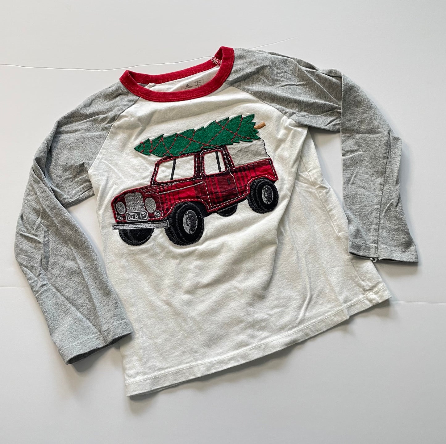 #121 Boys 5 Christmas truck with tree shirt, EUC