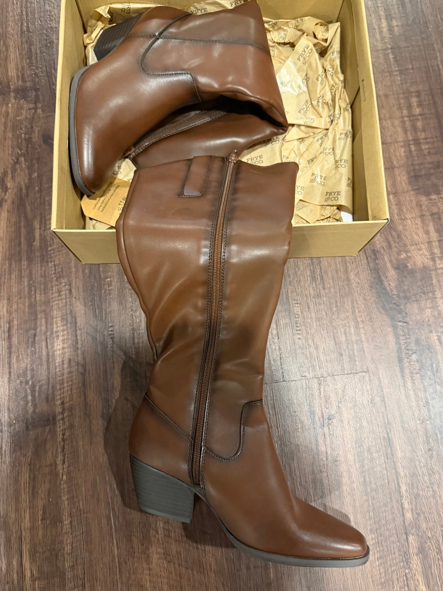 #129 Nwt size 7 womens Frye and Co boots