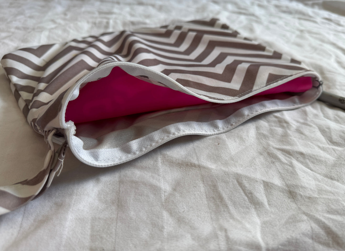 Seller #22 - Wet bag & silicone travel placement - EUC