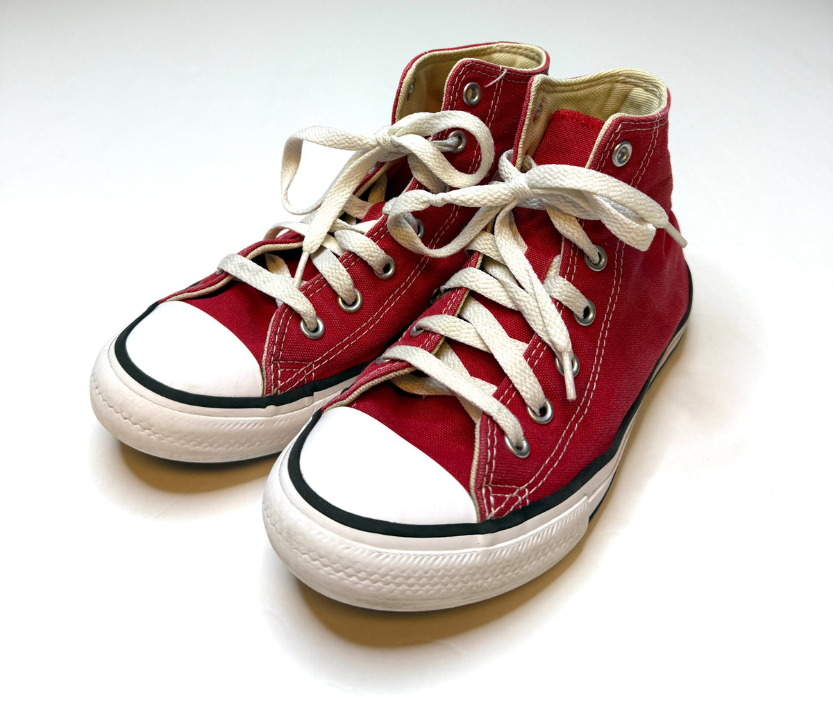 155 Red Converse High Tops Size Youth 2 VGUC