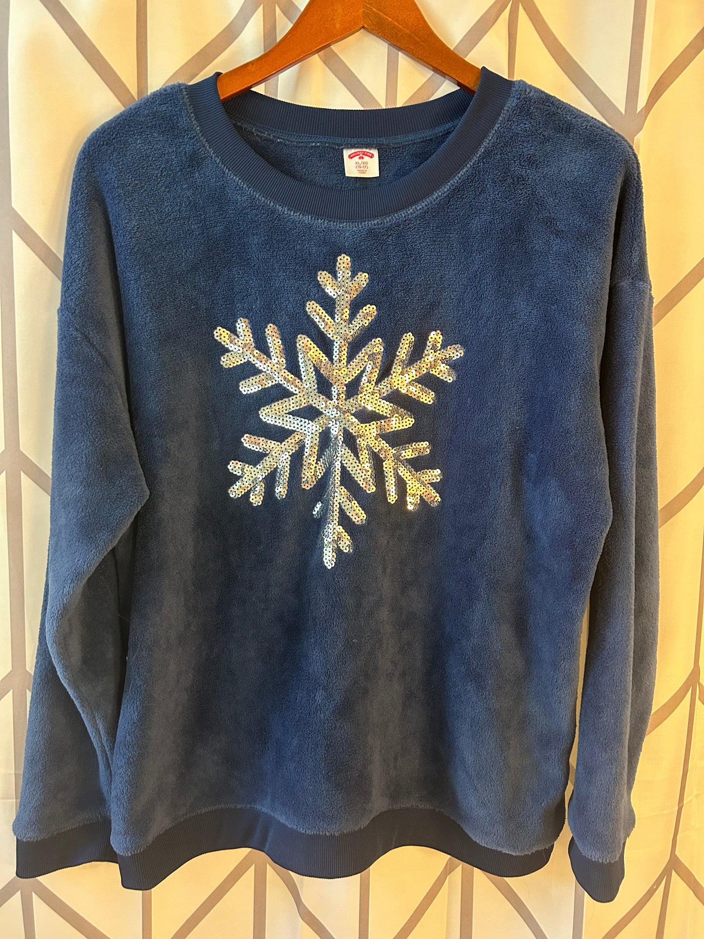 Seller #18 Reduced! Blue Holiday Velour Sparkle Sweatshirt girls juniors size XXL 15-17