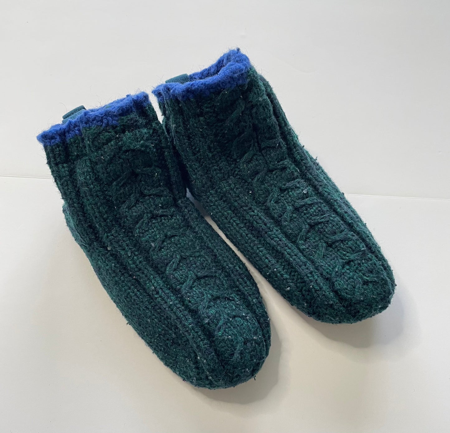 #121 Boy/Girl Bombas slippers 5-7 toddler size, VGUC