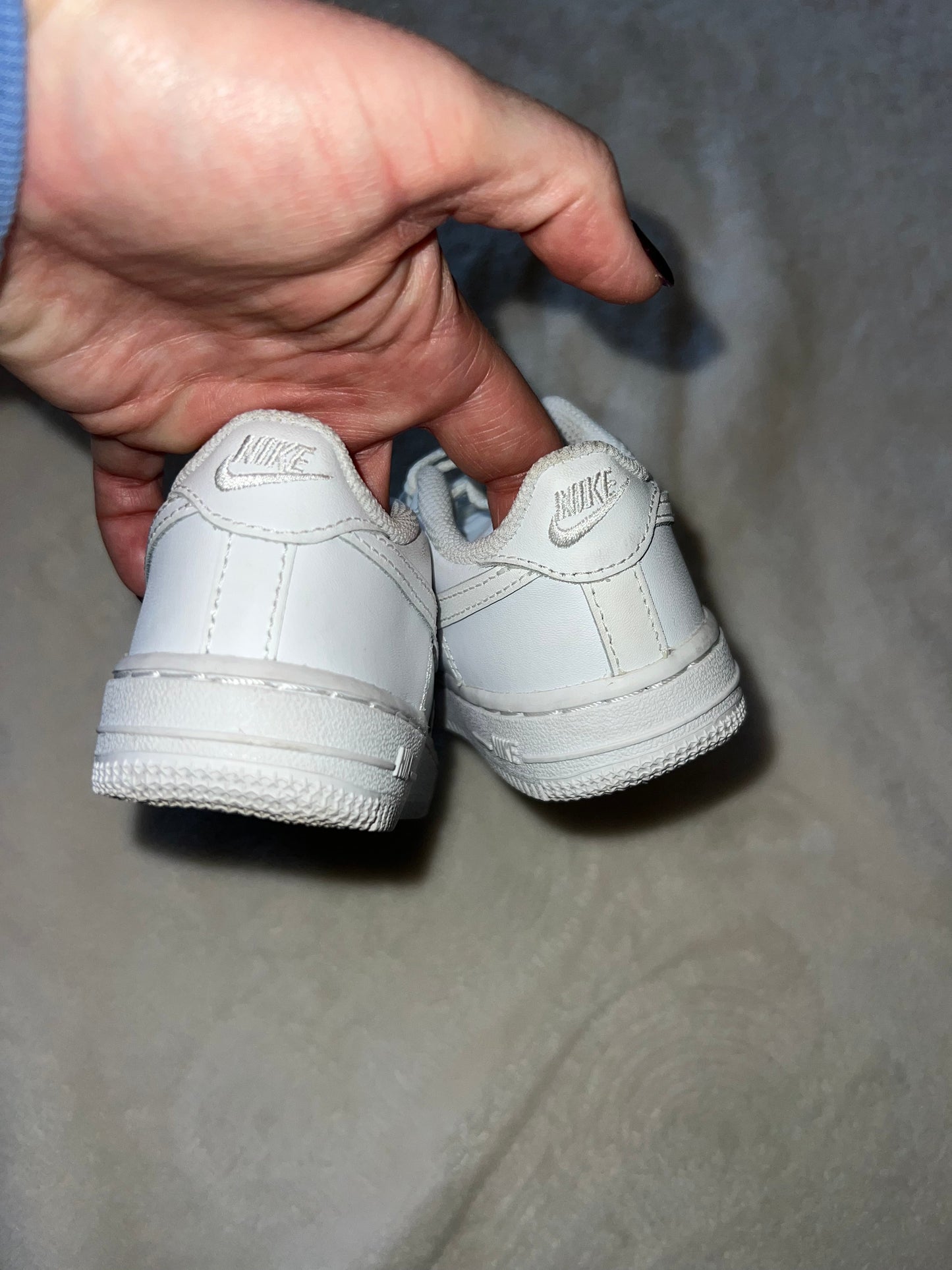 #46 Boys Size 9 Nike white shoes euc